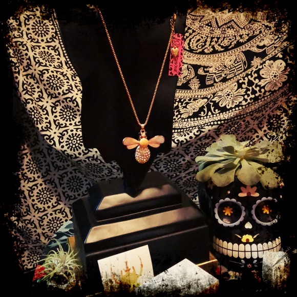 🐝NWT🐝-BETSEY JOHNSON-Rare Long Bee Necklace - Picture 3 of 7